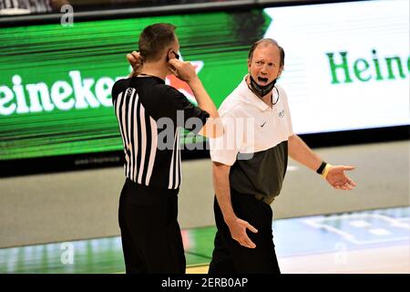 Honolulu, Hawaii, Stati Uniti. 27 Feb 2021. DAN MONSON, capo allenatore dello stato di Long Beach, ha sostenuto una chiamata mentre i 49ers dello stato di Long Beach hanno giocato ai Hawaii Rainbow Warriors in una partita del Big West dell'NCAA presso la Simpifi Arena. Credit: Steve Erler/ZUMA Wire/Alamy Live News Foto Stock