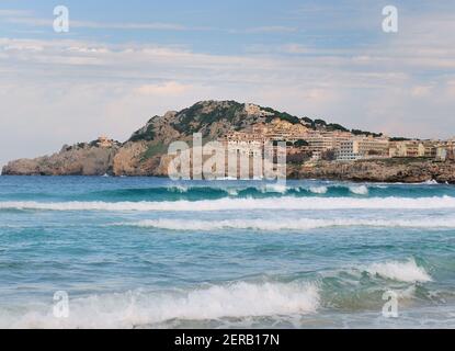 Onde che esplodono alla spiaggia di Punta De Capdepera on Balearic Island Mallorca in UN Sunny Winter Day con UN Poche nuvole nel cielo Foto Stock