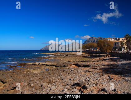 Spiaggia rocciosa a Colonia Sant Pere sull'isola Baleari di Maiorca In UN giorno invernale soleggiato con un cielo blu chiaro Foto Stock