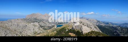 Spettacolare vista panoramica dalla cima del Monte l'Ofre a. Il Puig Major e il Lago Cuber nei Monti Tramuntana Sull'isola Baleari di Maiorca ON Foto Stock