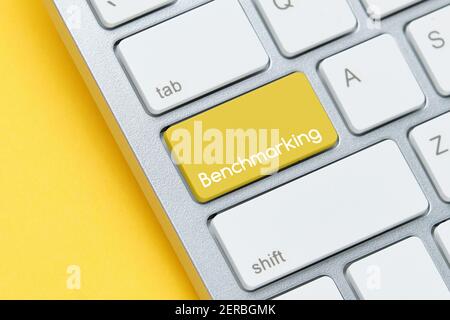 Concetto di benchmarking sul pulsante della tastiera. Primo piano. Foto Stock