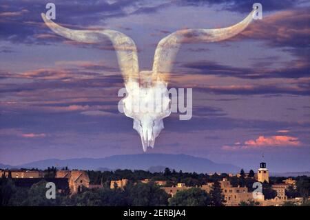 Doppia esposizione con tramonto di Santa Fe e cranio di ariete nel cielo. Foto Stock