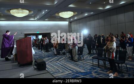 Padre Frank Pavone, Direttore Nazionale dei sacerdoti per la vita, benedice la congregazione dopo aver celebrato la Messa domenicale alla Conferenza di azione politica conservativa del 2021 presso l'Hyatt Regency, dove l'ex presidente Trump è previsto per parlare. Foto Stock