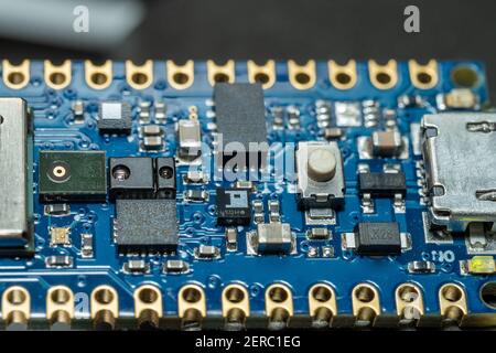 Arduino Nano è una scheda piccola, completa e di facile utilizzo basata sul modello ATmega328P rilasciato nel 2008. Offre la stessa connettività e le stesse specifiche Foto Stock