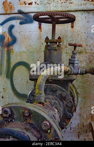 Valvole del serbatoio del carburante della Marina Cairns Australia. Costruito nel 1943 per la navigazione militare alleata fino agli anni ottanta. Serbatoi di acciaio combustibile diesel immagazzinato per la spedizione alleata. Foto Stock