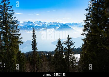 Vista panoramica unica sullo skyline alpino del mistico lago di Lucerna e sulle cime ghiacciate delle Alpi svizzere nel cielo blu. Monte Rigi, Lucerna, Svizzera. Foto Stock