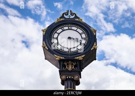 Grande orologio nel centro della città di Stourbridge in giornata di sole. Grande orologio sul cielo blu nel Regno Unito Foto Stock