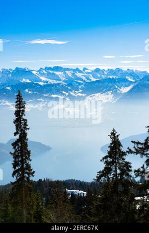 Vista panoramica unica sullo skyline alpino del mistico lago di Lucerna e sulle cime ghiacciate delle Alpi svizzere nel cielo blu. Monte Rigi, Lucerna, Svizzera. Foto Stock