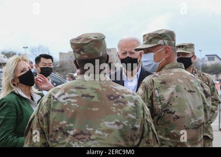 Il presidente degli Stati Uniti Joe Biden e la First Lady Dr. Jill Biden parlano con USAF Chief Master Sgt. Robert Ellis, sovrintendente, 63rd Expeditionary Medical Operations Squadron, mentre il Colon. Danny Wong, Comandante, 64th Expeditionary Medical Operations Squadron, guarda a seguito di una visita al COVID-19 Community Vaccination Center, sostenuto a livello federale, allo Stadio NRG, 26 febbraio 2021 a Houston, Texas. Foto Stock