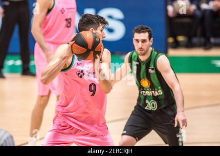 Leandro Bolmaro di Barcellona e Ferrán Bassas di Badalona in azione durante il campionato di pallacanestro spagnolo (Liga Endesa) Round 24, partita tra Club Joventut Badalona e FC Barcelona Bàsquet al Palau Municipal d'Esports de Badalona.(Punteggio finale; Club Joventut 62:80 Barcellona Bàsquet) Foto Stock