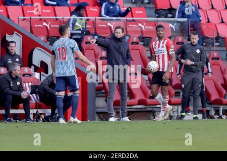 EINDHOVEN, PAESI BASSI - FEBBRAIO 28: Dusan Tadic di Ajax, allenatore/allenatore Roger Schmidt di PSV Eindhoven, Denzel Dumfries di PSV Eindhoven durante il D Foto Stock