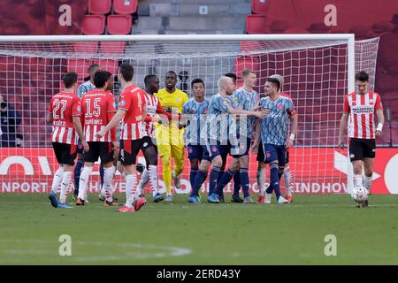 EINDHOVEN, PAESI BASSI - FEBBRAIO 28: Denzel Dumfries di PSV Eindhoven, Dusan Tadic di Ajax durante la partita olandese Eredivisie tra PSV e Ajax a. Foto Stock