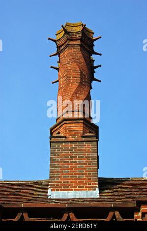 Dettaglio dell'intricato camino in mattoni in cima allo storico ufficio Daneshill Brick and Tile Company progettato da Sir Edwin Lutyens. Basingstoke, Hampshi Foto Stock