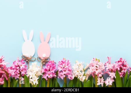 Sfondo di Pasqua. Decorazione pasquale e fiori di giacinto su sfondo azzurro. Disposizione piatta. Spazio di copia per il testo Foto Stock