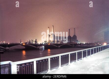 Batteria Power Station visto da Chelsea Bridge, Londra, in una notte innevata nel gennaio 1982. Foto Stock