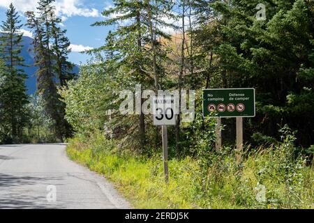 Segnale limite di velocità massimo di 30 km su Vermilion Lakes Road in estate stagione soleggiato giorno. Banff Legacy Trail, Banff National Park, Canadian Rockies, Alberta Foto Stock