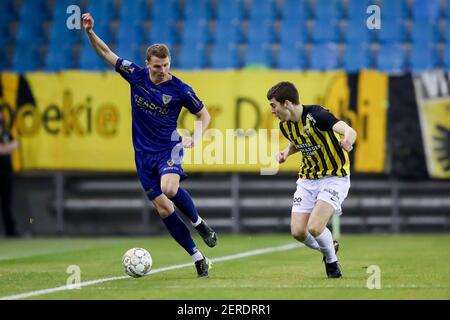 ARNHEM, PAESI BASSI - FEBBRAIO 27: Tobias Pachonik di VVV Venlo, Jacob Rasmussen di Vitesse durante la partita olandese di Eredivisie tra Vitesse e VV Foto Stock