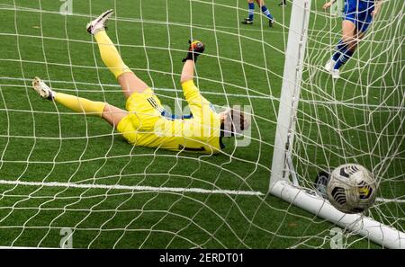 Una ragazza giocatore di calcio ha un gol segnato contro di lei durante una partita in Texas. Foto Stock