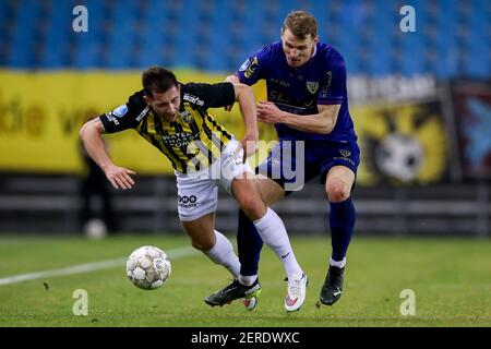 ARNHEM, PAESI BASSI - FEBBRAIO 27: Massimiliano Wittek di Vitesse, Tobias Pachonik di VVV Venlo durante la partita olandese di Eredivisie tra Vitesse e VV Foto Stock