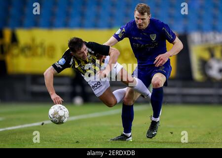 ARNHEM, PAESI BASSI - FEBBRAIO 27: Massimiliano Wittek di Vitesse, Tobias Pachonik di VVV Venlo durante la partita olandese di Eredivisie tra Vitesse e VV Foto Stock