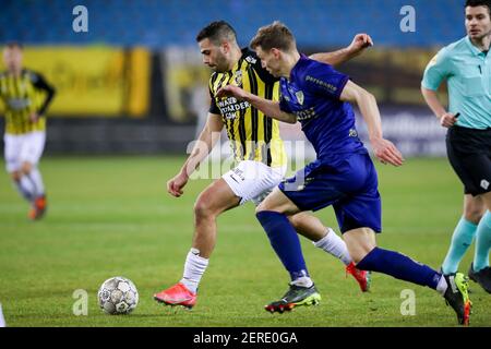 ARNHEM, PAESI BASSI - FEBBRAIO 27: Oussama Tannane di Vitesse, Tobias Pachonik di VVV Venlo durante la partita olandese di Eredivisie tra Vitesse e VVV Foto Stock