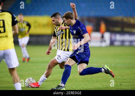 ARNHEM, PAESI BASSI - FEBBRAIO 27: Oussama Tannane di Vitesse, Tobias Pachonik di VVV Venlo durante la partita olandese di Eredivisie tra Vitesse e VVV Foto Stock