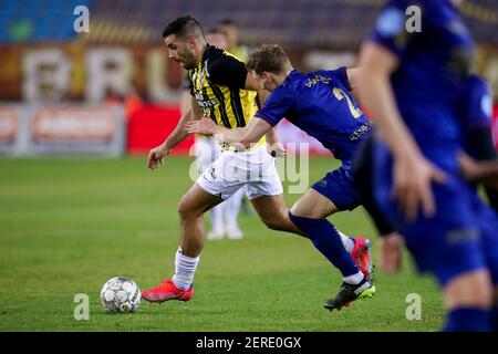 ARNHEM, PAESI BASSI - FEBBRAIO 27: Oussama Tannane di Vitesse, Tobias Pachonik di VVV Venlo durante la partita olandese di Eredivisie tra Vitesse e VVV Foto Stock