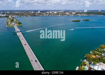 Miami Florida, Biscayne Bay Water, Broad Causeway, i visitatori viaggio di viaggio tour turistico turismo punto di riferimento cultura culturale, vacanza gruppo peop Foto Stock