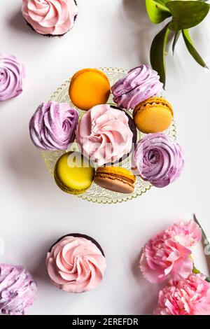 Cupcake, macaron e marshmallows. Foto Stock