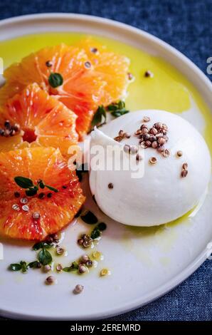 Burrata con arancio rosso e coriandolo Foto Stock