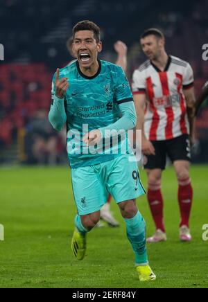 Sheffield. 1 marzo 2021. Roberto Firmino di Liverpool festeggia dopo aver segnato il secondo gol durante la partita di calcio della Premier League tra Sheffield United FC e Liverpool FC a Sheffield, in Gran Bretagna, il 28 febbraio 2021. Credit: Xinhua/Alamy Live News Foto Stock