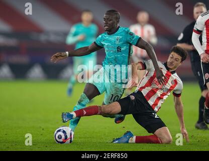 Sheffield. 1 marzo 2021. Il Sadio Mane (L) di Liverpool è stato affrontato da Ethan Ampadu di Sheffield United durante la partita di calcio della Premier League tra il Sheffield United FC e il Liverpool FC a Sheffield, in Gran Bretagna, il 28 febbraio 2021. Credit: Xinhua/Alamy Live News Foto Stock