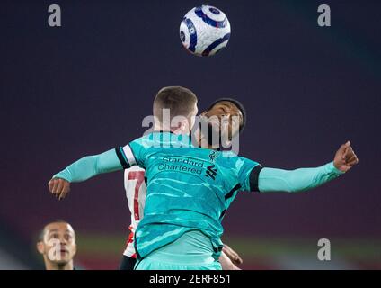 Sheffield. 1 marzo 2021. Georginio Wijnaldum (R) di Liverpool salta per un header durante la partita di calcio della Premier League tra Sheffield United FC e Liverpool FC a Sheffield, in Gran Bretagna, il 28 febbraio 2021. Credit: Xinhua/Alamy Live News Foto Stock