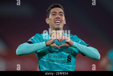 Sheffield. 1 marzo 2021. Roberto Firmino di Liverpool festeggia dopo il secondo goal durante la partita di calcio della Premier League tra Sheffield United FC e Liverpool FC a Sheffield, in Gran Bretagna, il 28 febbraio 2021. Credit: Xinhua/Alamy Live News Foto Stock