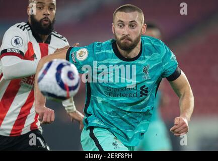 Sheffield. 1 marzo 2021. Il Nathaniel Phillips (R) di Liverpool compete durante la partita di calcio della Premier League tra la Sheffield United FC e il Liverpool FC a Sheffield, in Gran Bretagna, il 28 febbraio 2021. Credit: Xinhua/Alamy Live News Foto Stock