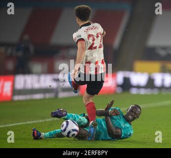 Sheffield. 1 marzo 2021. Il Sadio Mane di Liverpool (sotto) affronta l'Empadu di Sheffield United durante la partita di football della Premier League tra il Sheffield United FC e il Liverpool FC a Sheffield, in Gran Bretagna, il 28 febbraio 2021. Credit: Xinhua/Alamy Live News Foto Stock