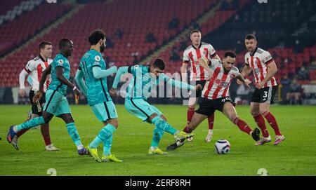 Sheffield. 1 marzo 2021. Roberto Firmino (C) di Liverpool segna il secondo goal durante la partita di calcio della Premier League tra il Sheffield United FC e il Liverpool FC a Sheffield, in Gran Bretagna, il 28 febbraio 2021. Credit: Xinhua/Alamy Live News Foto Stock