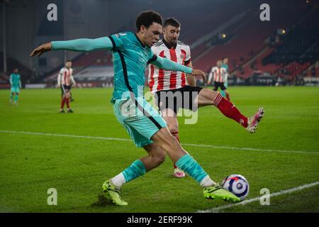 Sheffield. 1 marzo 2021. Il Trent Alexander-Arnold di Liverpool attraversa la palla durante la partita di calcio della Premier League tra il Sheffield United FC e il Liverpool FC a Sheffield, in Gran Bretagna, il 28 febbraio 2021. Credit: Xinhua/Alamy Live News Foto Stock