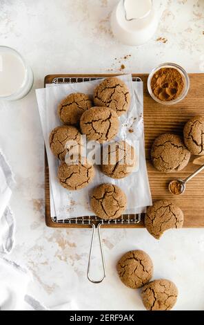 Biscotti GingerSNAP su una griglia di raffreddamento Foto Stock