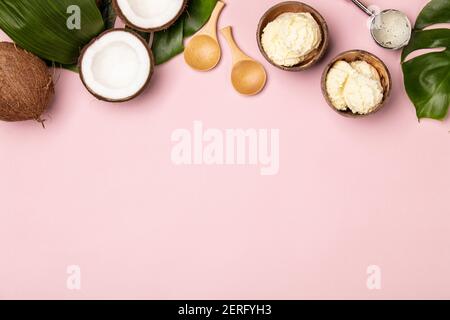 Creative laici piatta con gelato al cocco e piante tropicali su sfondo rosa Foto Stock
