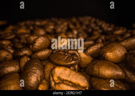 Chicchi di caffè appena tostati - macro shot Foto Stock