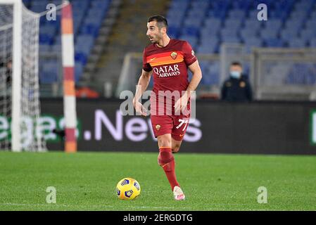 Roma, Italia. 28 Feb 2021. Henrikh Mkhitaryan di COME Roma visto in azione durante il Campionato Italiano di Calcio League UN match 2020/2021 tra ROMA vs AC Milano allo Stadio Olimpico di Roma.(Punteggio finale; COME Roma 1-2 AC Milano) Credit: SOPA Images Limited/Alamy Live News Foto Stock