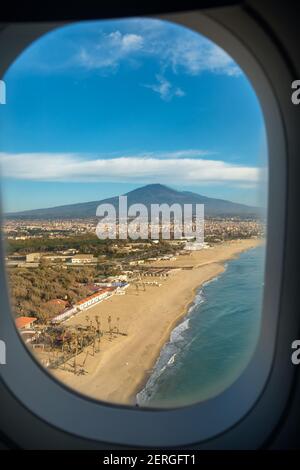 Il vulcano Etna e una spiaggia vuota vista dal Aereo in Sicilia Foto Stock