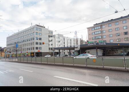 Finlandia, Helsinki 26 febbraio 2021 strade, carreggiata della città. Foto di alta qualità Foto Stock