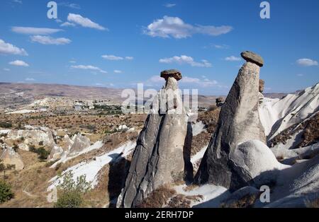 Camini delle fate (Peri Bacaları) a Cappadocia a Nevsehir, Turchia. La Cappadocia fa parte del patrimonio dell'umanità dell'UNESCO. Foto Stock