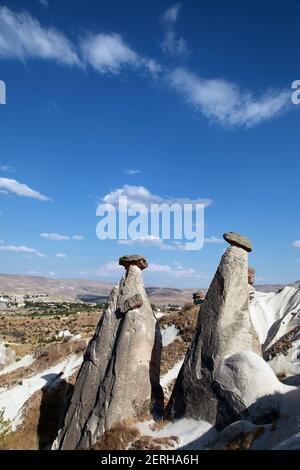 Camini delle fate (Peri Bacaları) a Cappadocia a Nevsehir, Turchia. La Cappadocia fa parte del patrimonio dell'umanità dell'UNESCO. Foto Stock