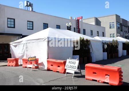 SANTA ANA, CALIFORNIA - 25 FEB 2021: Tende e tende e strada chiusa fuori Festiva Hall durante la pandemia. Foto Stock