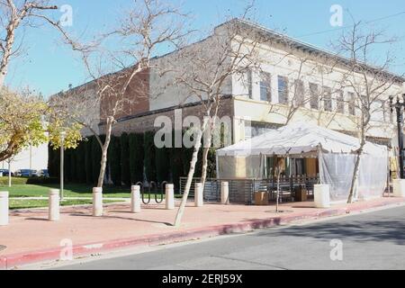 SANTA ANA, CALIFORNIA - 25 FEB 2021: Tende e tende su un marciapiede fuori un ristorante durante la pandemia. Foto Stock