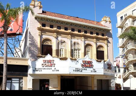 SANTA ANA, CALIFORNIA - 25 FEB 2021: Temple Zion (Chiesa Apostolica di Zion) sulla Main Street nel centro di Santa Ana, nel vecchio edificio del West Coast Theatre. Foto Stock