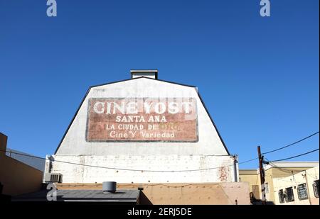 SANTA ANA, CALIFORNIA - 25 FEB 2021: Segno sul Cine Yost edificio, il più antico teatro della contea di Orange. Traduzione: Città dell'oro - Film e vari Foto Stock